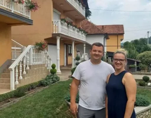 “Bračni par iz Amerike: ‘Vratili smo se jer nijedna zemlja nema dušu kao Bosna’” “Bračni par iz Amerike: ‘Vratili smo se jer nijedna zemlja nema dušu kao Bosna’”