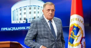 Bakir izgleda kao oronuli centralni komitet propale partije Bakir izgleda kao oronuli centralni komitet propale partije