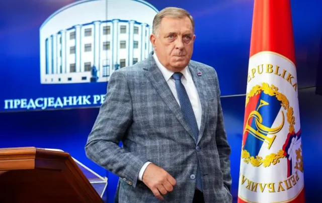 Bakir izgleda kao oronuli centralni komitet propale partije Bakir izgleda kao oronuli centralni komitet propale partije