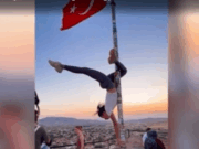 Bosanka plesala striptiz ples na zastavi Turske, prijeti joj do pet godina zatvora (VIDEO) Bosanka plesala striptiz ples na zastavi Turske