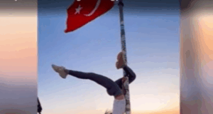 Bosanka plesala striptiz ples na zastavi Turske, prijeti joj do pet godina zatvora (VIDEO) Bosanka plesala striptiz ples na zastavi Turske