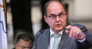 DODIK POLOŽIO ORUŽJE: Schmidt i službeno priznat