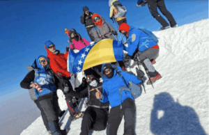 ZASTAVA BOSNE I HERCEGOVINE SE VIORI: Bosanskohercegovački alpinisti na najvišem vrhu Turske Bosanskohercegovački alpinisti na najvišem vrhu Turske