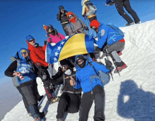 ZASTAVA BOSNE I HERCEGOVINE SE VIORI: Bosanskohercegovački alpinisti na najvišem vrhu Turske Bosanskohercegovački alpinisti na najvišem vrhu Turske