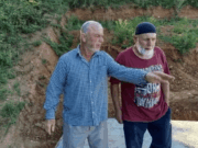 “Lijepa priča iz Krajine: Hadžije iz Velike Kladuše grade kuću porodici Džananović” hadžije grade kuću porodici Džananović