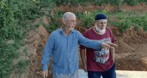 “Lijepa priča iz Krajine: Hadžije iz Velike Kladuše grade kuću porodici Džananović” hadžije grade kuću porodici Džananović