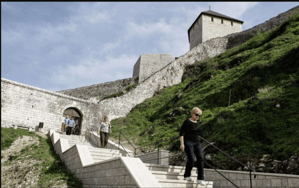Tešanjska tvrđava historija