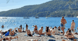 Neum u punom sjaju: Turistička sezona na vrhuncu, kapaciteti popunjeni i povratak gostiju s istoka Neum turistička sezona
