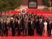 Srbi ismijavaju Vučića nakon što je snimljen na kraju kolone lidera u Pekingu: “Kao da ima šugu” Srbi ismijavaju Vučića nakon što je snimljen na kraju kolone lidera u Pekingu: “Kao da ima šugu”