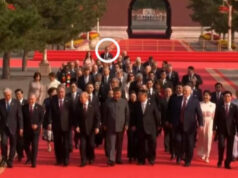 Srbi ismijavaju Vučića nakon što je snimljen na kraju kolone lidera u Pekingu: “Kao da ima šugu” Srbi ismijavaju Vučića nakon što je snimljen na kraju kolone lidera u Pekingu: “Kao da ima šugu”