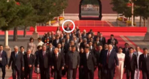 Srbi ismijavaju Vučića nakon što je snimljen na kraju kolone lidera u Pekingu: “Kao da ima šugu” Srbi ismijavaju Vučića nakon što je snimljen na kraju kolone lidera u Pekingu: “Kao da ima šugu”