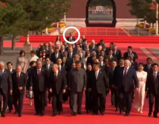 Srbi ismijavaju Vučića nakon što je snimljen na kraju kolone lidera u Pekingu: “Kao da ima šugu” Srbi ismijavaju Vučića nakon što je snimljen na kraju kolone lidera u Pekingu: “Kao da ima šugu”