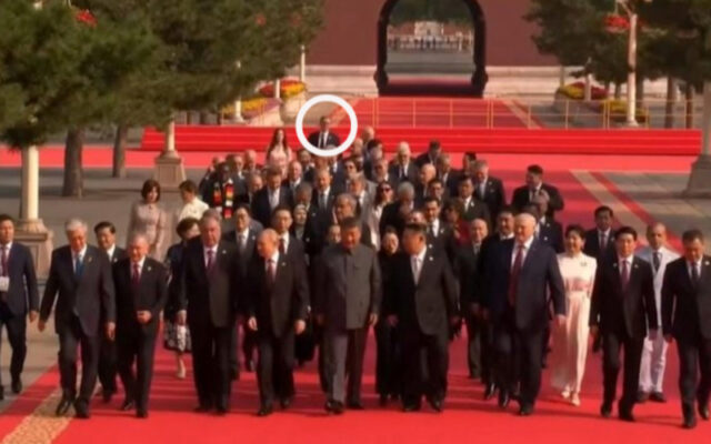 Srbi ismijavaju Vučića nakon što je snimljen na kraju kolone lidera u Pekingu- “Kao da ima šugu” Srbi ismijavaju Vučića nakon što je snimljen na kraju kolone lidera u Pekingu: “Kao da ima šugu”