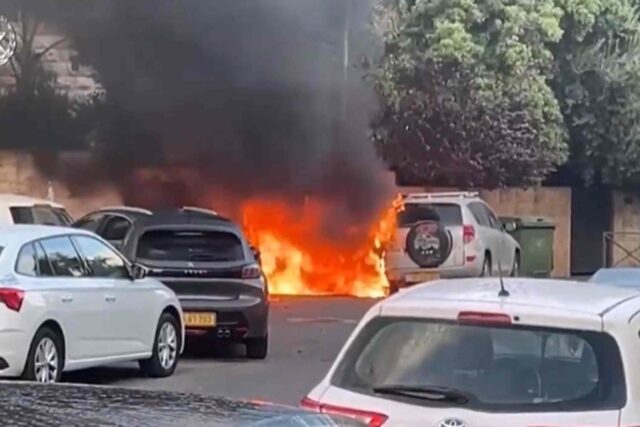 Zapaljeni automobili kod Netanyahuove rezidencije Zapaljeni automobili kod Netanyahuove rezidencije