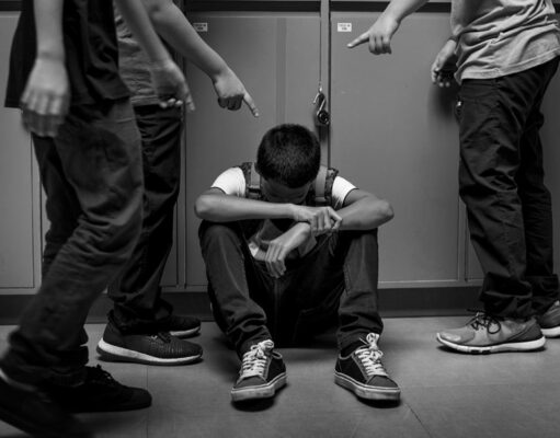 STRAVIČAN SLUČAJ VRŠNJAČKOG NASILJA: Djevojčica pretučena, 15 vršnjaka gledalo i snimalo STRAVIČAN SLUČAJ VRŠNJAČKOG NASILJA: Djevojčica pretučena, 15 vršnjaka gledalo i snimalo