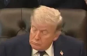 Trump zaspao usred sastanka u Bijeloj kući (VIDEO)