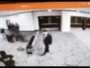 Ovo je trenutak kada naoružani napadač kreće prema Trampu