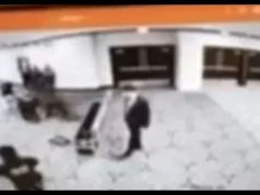 Ovo je trenutak kada naoružani napadač kreće prema Trampu