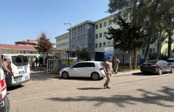 JEZIVE SCENE IZ TURSKE: Upao u školu sa sačmaricom i počeo nasumično pucati JEZIVE SCENE IZ TURSKE: Upao u školu sa sačmaricom i počeo nasumično pucati