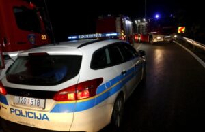 FILMSKA POTJERA: Bježao policiji, zabio se u betonski zid pa pokušao nestati u šumi…