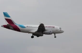 Pet osoba povrijeđeno nakon snažne turbulencije iznad BiH: Avion Eurowingsa upao u vrtložno strujanje iza A380 Pet osoba povrijeđeno nakon snažne turbulencije iznad BiH: Avion Eurowingsa upao u vrtložno strujanje iza A380