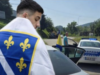 (VIDEO) Vlasenica: Policija intervenirala zbog maloljetnog dječaka koji je nosio zastavu s ljiljanima tokom proslave mature (VIDEO) Vlasenica: Policija intervenirala zbog maloljetnog dječaka koji je nosio zastavu s ljiljanima tokom proslave mature