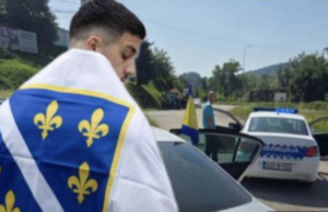 (VIDEO) Vlasenica: Policija intervenirala zbog maloljetnog dječaka koji je nosio zastavu s ljiljanima tokom proslave mature (VIDEO) Vlasenica: Policija intervenirala zbog maloljetnog dječaka koji je nosio zastavu s ljiljanima tokom proslave mature