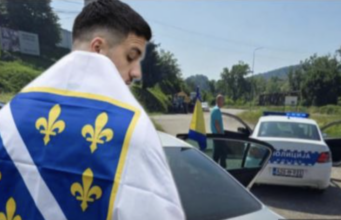 (VIDEO) Vlasenica: Policija intervenirala zbog maloljetnog dječaka koji je nosio zastavu s ljiljanima tokom proslave mature (VIDEO) Vlasenica: Policija intervenirala zbog maloljetnog dječaka koji je nosio zastavu s ljiljanima tokom proslave mature