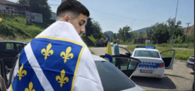 (VIDEO) Vlasenica: Policija intervenirala zbog maloljetnog dječaka koji je nosio zastavu s ljiljanima tokom proslave mature