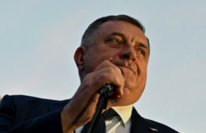 HLADAN TUŠ ZA DODIKA: Njegov favorit ispao iz igre, otkriveno ko je glavni kandidat za šefa OHR-a HLADAN TUŠ ZA DODIKA: Njegov favorit ispao iz igre, otkriveno ko je glavni kandidat za šefa OHR-a