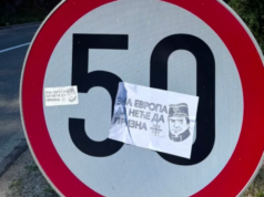 NOVA SRAMNA PROVOKACIJA U RS-u: Pogledajte poruke koje su osvanule na saobraćajnim znakovima, policija šuti (FOTO) NOVA SRAMNA PROVOKACIJA U RS-u: Pogledajte poruke koje su osvanule na saobraćajnim znakovima, policija šuti (FOTO)