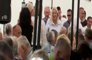 Pogledajte kako je završen politički skup, ljudi u potpunom nevjerici! Pogledajte kako je završen politički skup, ljudi u potpunom nevjerici!