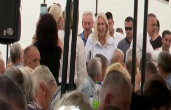 Pogledajte kako je završen politički skup, ljudi u potpunom nevjerici! Pogledajte kako je završen politički skup, ljudi u potpunom nevjerici!