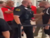 “NEMOJTE ME GURATI, J**TE SE”: Selektor Egipta krenuo na američku policiju zbog dječaka, pogledajte nezapamćeni haos u Dallasu "NEMOJTE ME GURATI, J**TE SE": Selektor Egipta krenuo na američku policiju zbog dječaka, pogledajte nezapamćeni haos u Dallasu