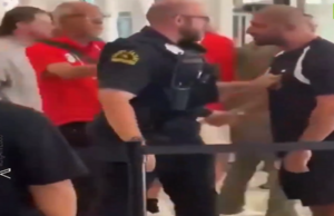 “NEMOJTE ME GURATI, J**TE SE”: Selektor Egipta krenuo na američku policiju zbog dječaka, pogledajte nezapamćeni haos u Dallasu "NEMOJTE ME GURATI, J**TE SE": Selektor Egipta krenuo na američku policiju zbog dječaka, pogledajte nezapamćeni haos u Dallasu