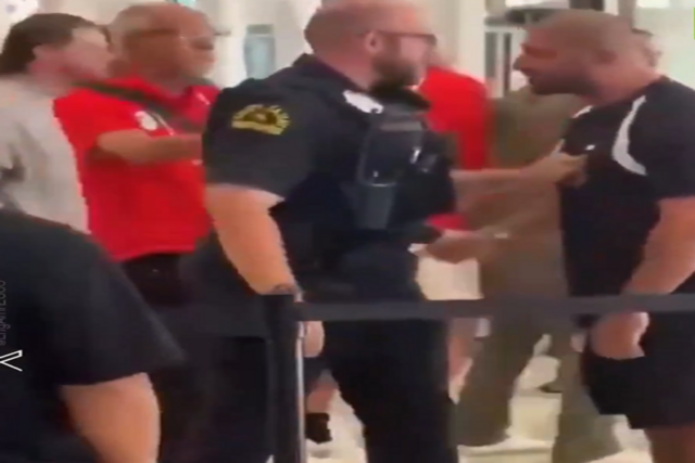 "NEMOJTE ME GURATI, J**TE SE": Selektor Egipta krenuo na američku policiju zbog dječaka, pogledajte nezapamćeni haos u Dallasu