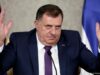 DOK MU NAD GLAVOM VISE SANKCIJE: Milorad Dodik u histeričnom napadu na “političko Sarajevo”…